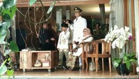 Anies Rasyid Baswedan menggelar doa bersama sebelum mengikuti pelantikan di Istana Negara. Doa bersama diikuti oleh keluarga besar Anies.