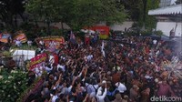 Kegembiraan diungkapkan oleh pendukung Anies-Sandi di Balai Kota.