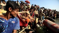 Ribuan pengungsi Rohingya tiba di Bangladesh setelah melewati perbatasan Myanmar.