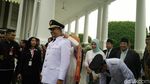 Foto: Momen Istri Anies Rapikan Kerah Baju Sang Suami