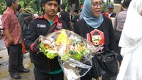 Mereka membawa tumpeng ke Balai Kota (Foto: Akhmad Mustaqim/detikcom)