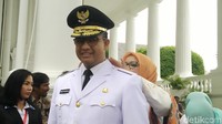 Rupanya istri Anies, Ferry Farhati, hendak membetulkan kerah bajunya.