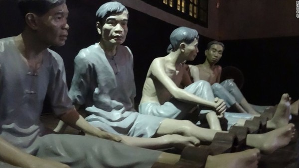 Di dalam museum juga terdapat puluhan patung yang menceritakan penindasan di Penjara Hoa Lo kala itu. Mulai dari hukuman pasung hingga hukuman mati ditunjukkan di sini(CNN Travel)
