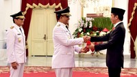 Anies-Sandi resmi menjadi Gubernur dan Wakil Gubernur DKI Jakarta periode 2017-2022. Pool/Setpres.