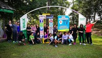Para pengunjung yang asyik berfoto di Fashion Forest. Baik anak-anak hingga paruh baya, semua senang datang ke sini (Fashion Forest/Facebook)