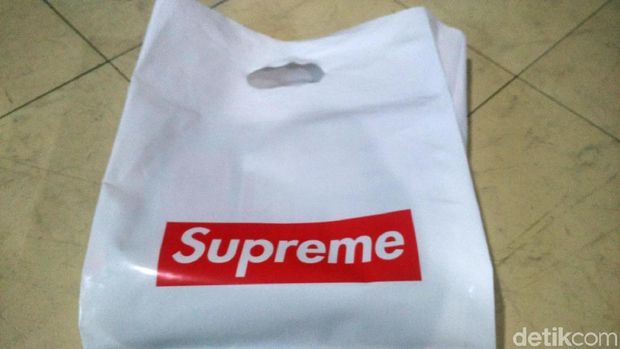 Akhirnya, setelah lebih dari 30 menit antre, bisa beli Supreme juga (Wahyu/detikTravel)