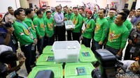 PKB datang membawa 7 boks berisi surat-surat dan dokumen sebagai syarat untuk mendaftarkan partai ke KPU. Abdul diterima langsung oleh Komisioner KPU Hasyim Asyari dan Viryan.