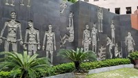 Selain itu, pengunjung dapat melihat mural pada dinding bangunan juga menceritakan kekejaman kehidupan penjara. Juga ada cuplikan adegan narapidana ditangkap dan disiksa di museum ini. Ngeri!(Aaron Pieper/ Facebook)