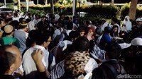 Warga menyantap hidangan yang disajikan di acara Selamatan Jakarta.