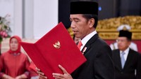 Presiden Jokowi melantik Anies-Sandi sebagai gubernur dan wakil gubernur DKI Jakarta. Pool/Setpres.