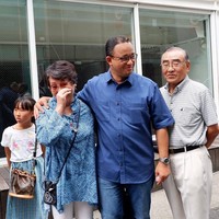 Tampilan kasual ala Anies dengan nuansa warna monokrom, biru denim dan celana jeans. Foto: Dok. Instagram