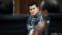 Andi Narogong mendengarkan keterangan para saksi.