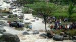 Proses Evakuasi Mobil dari Tengah Sungai Logawa