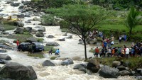 Sebelumnya, banjir hebat di lima sungai yang berhulu dari Gunung Slamet pada Minggu (15/10) kemarin sore.
