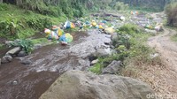 Shuvia Rahma, salah satu pengelola Sedaer River Tubing mengatakan ide kontroversial ini cukup efektif karena ternyata orang-orang tak lagi menambang di area itu (Aminudin/detikTravel)