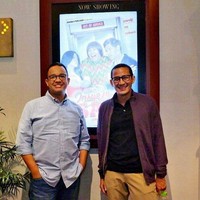 Begini gaya kasual ala Anies dan Sandi saat tak bertugas. Anies memilih kemeja biru dan jeans, sementara Sandi setia dengan gaya sportynya lewat polo shirt, chino coklat dan jaket. Foto: Dok. Instagram