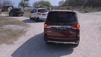 Pedal kopling dan tarikan cukup ringan memudahkan bagi pengendara wanita. Saat ditanjakan pun mobil tak terasa, asalkan tak berhenti masih bisa menggunakan gigi 2. Mobil juga asyik diajak bermanuver saat di jalanan bergelombang dan berdebu. Foto: Dok. Wuling Motors Indonesia