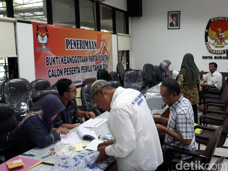Pasca Putusan Bawaslu RI, Baru 3 Parpol Daftar di KPU Surabaya Pasca Putusan Bawaslu RI, Baru 3 Parpol Daftar di KPU Surabaya