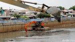 Pengerukan Endapan Lumpur di Banjir Kanal Barat