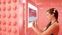Salah satu yang harus dilakukan di sini adalah berfoto. Kalau di mesin ini, pengunjung bisa foto dengan latar belakang warna bubblegum. Hasilnya bisa dikirim langsung ke email, lho! Foto: Business Insider