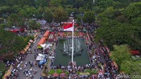 Begini suasana di depan Balai Kota sebelum Anies-Sandi datang. Ada pendukung yang berkumpul di sekitar air mancur selain di depan panggung.