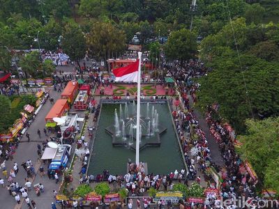 Pendukung Anies-Sandi di Balai Kota Difoto dari Langit