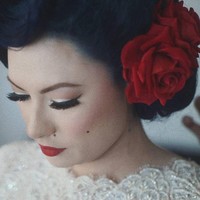 Pengantin wanita tampil ala gadis pin up dengan riasan berat karya LaOde Yusuf yang fokus pada pulasan bibir merahnya. Foto: Dok. Instagram