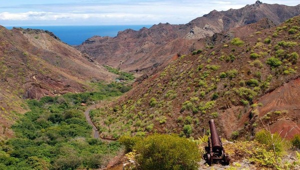 Sejak tahun 1990, Kapal RMS St Helena adalah satu-satunya penghubung pulau ke daratan dan setelah adanya penerbangan perdana oleh SA Airlink dari Johannesburg dapat memangkas waktu itu menjadi enam jam (Dok. CNN Travel) Sejak tahun 1990, Kapal RMS St Helena adalah satu-satunya penghubung pulau ke daratan dan setelah adanya penerbangan perdana oleh SA Airlink dari Johannesburg dapat memangkas waktu itu menjadi enam jam (Dok. CNN Travel)
