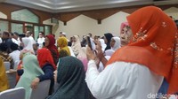 Para pendukung berkumpul di aula yang ada di Masjid Sunda Kelapa
