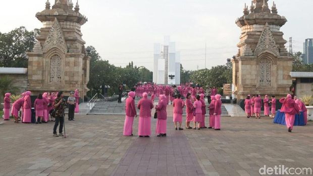 Ketua Umum Bhayangkari Ziarah di Taman Makam Pahlawan