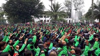 Hampir seluruh area jalan dipenuhi. Massa menyemut mulai dari Jalan Sentot Alibasyah, area depan pagar Gedung Sate, tangga lapangan Gasibu, hingga pertigaan Gasibu arah Surapati.