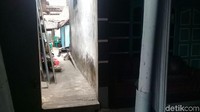 Lurah Bangunsari Dwi Cahyono menjelaskan lorong sempit tersebut bukanlah satu-satunya akses ke rumah Mbah Sri. Foto di atas adalah jalan lain yang bisa dilalui Mbah Sri untuk keluar rumah. Foto: Sugeng Harianto