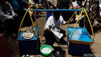 Kerak telur laris manis.