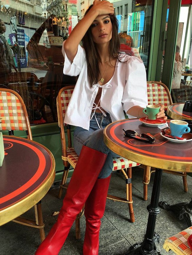 Pergi keluar rumah, model dan aktris berbasis di New York ini memang paling sering tak pakai bra. Seperti pada foto ini, ia menggunakan busana putih yang sebenarnya adalah luaran. Foto: Instagram