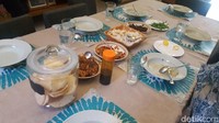 Sarapan saya hari ini, nasi uduk, tempe orek goreng, sama telur, dan kecap kerupuk, ujar Anies.
