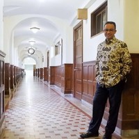 Anies Baswedan tampil mengenakan kemeja batik bermotif Wahyu Tumurun Cantel khas Yogyakarta saat berkunjung ke Jepang. Untuk menghadiri acara formal, batik pun dipadukan dengan celana bahan dan sepatu model pantofel. Foto: Dok. Instagram