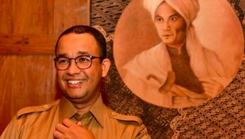 Anies saat fitting seragam Gubernur DKI. Foto: Instagram Anies-Sandi