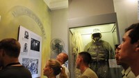 Sejarahnya, Penjara Hoa Lo yang terletak di Hanoi dibangun tahun 1896 dan dipergunakan oleh penjajah Prancis untuk menyiksa para tahanan politik hingga perang. Tidak sedikit penduduk Vietnam yang ditangkap dan disiksa secara sadis di sana (CNN Travel)