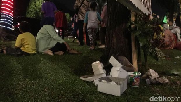 Pasukan Oranye Bersihkan Sampah Pendukung Anies-Sandi