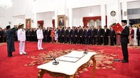 Anies dan Sandiaga dilantik oleh Presiden Joko Widodo pada 16 Oktober 2017 lalu di Istana Kepresidenan. Mereka lalu lanjut serah terima jabatan dan merayakan dengan pendukung di Balai Kota (Foto: Pool/Biro Setpres)