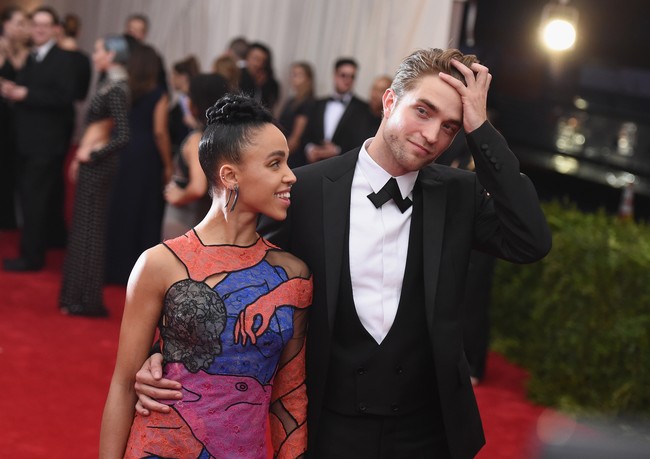 Robert Pattinson sebelumnya mengencani musisi Inggris, FKA Twigs. Keduanya sempat bertunangan namun putus pada 2017. Foto: Mike Coppola/Getty Images