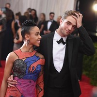 Robert Pattinson sebelumnya mengencani musisi Inggris, FKA Twigs. Keduanya sempat bertunangan namun putus pada 2017. Foto: Mike Coppola/Getty Images