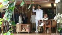 Anies Baswedan bersiap meninggalkan kediaman sebelum pelantikan. Dia tampak sudah memakai seragam dinas untuk pelantikan.