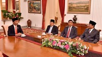 Prabowo juga sempat melakukan pertemuan dengan Jokowi. Dari foto, terlihat ada JK dan Wiranto di pertemuan itu (Foto: Pool/Setpres/Agus Suparto)