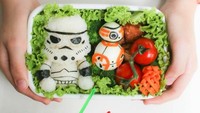 Bento berbentuk karakter Star Wars ini dibuat dengan nori. Lucunya, cocok untuk bekal anak laki-laki. Foto: Istimewa