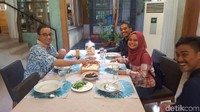 Sambil tersenyum semringah, Anies sarapan bersama detikcom di meja makan.