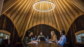 Untuk desain interiornya, Microsoft menggunakan teknik Shou sugi Ban dari Jepang. (Foto: Dok. Microsoft)