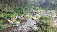 Tapi di sisi lain, mewarnai batu beresiko merusak lingkungan. Untuk itu, semua pihak terkait harus duduk bersama dan mencari solusi dari permasalahan ini (Aminudin/detikTravel)