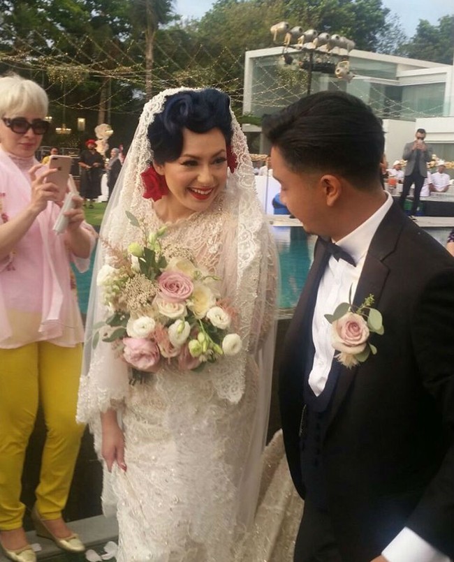 Desainer di balik label Dibba ini resmi menikah dengan Derby Romero, dengan pernikahan intim dan romantis di Pulau Bali, Sabtu (14/10/2017) lalu. Foto: Dok. Instagram