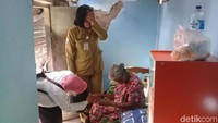 Mboten, wonten mriki mawon. Mboteng teng pundi-pundi (Tidak, di sini saja. Tidak akan ke mana-mana), jawab Mbah Sri saat ditawari pindah dari rumah itu, Senin (16/10/2017). Foto: Sugeng Harianto
